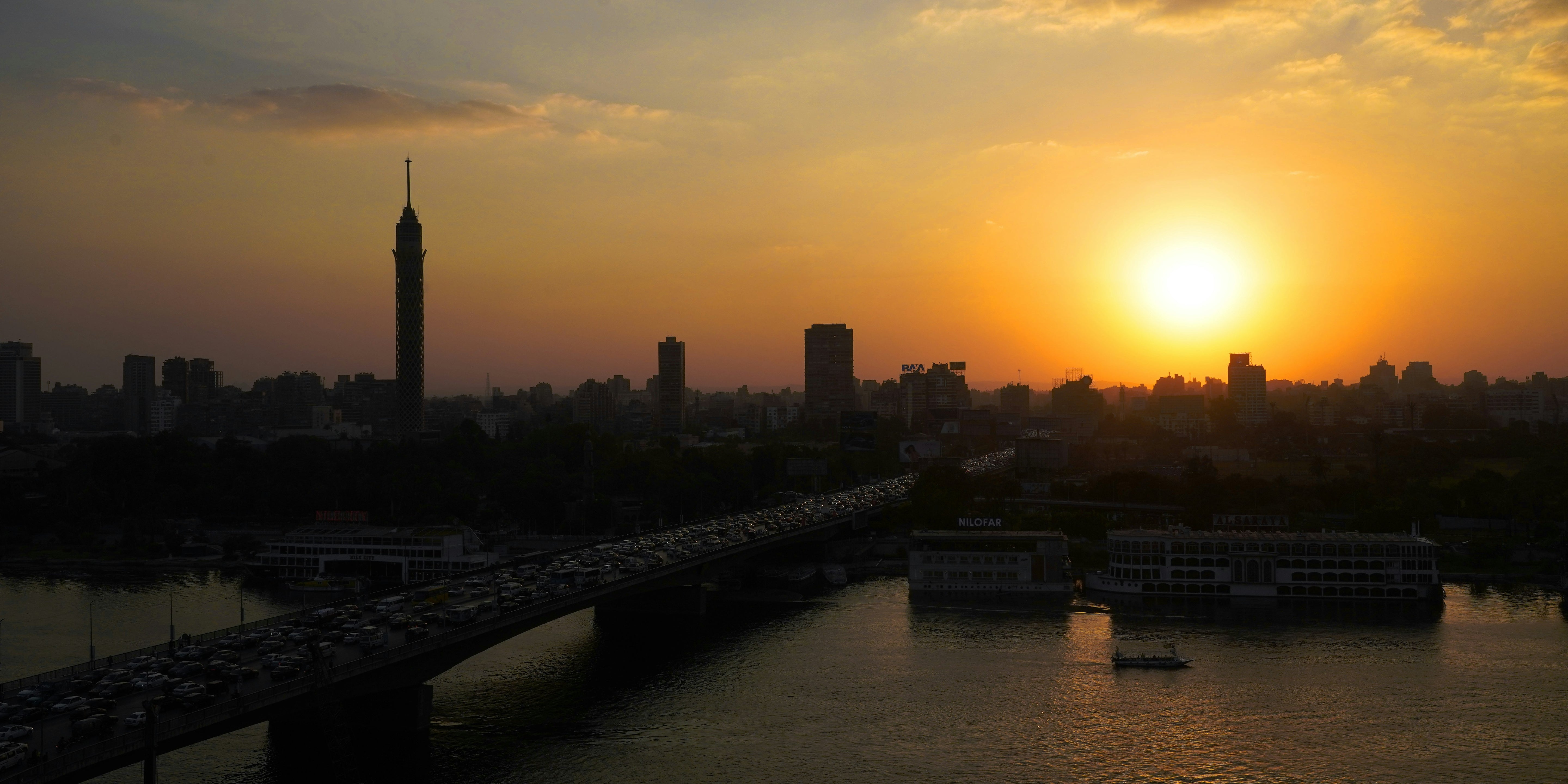 فرص عمل في مصر: القطاعات التي توظف، والرواتب، ونصائح حول تصاريح العمل